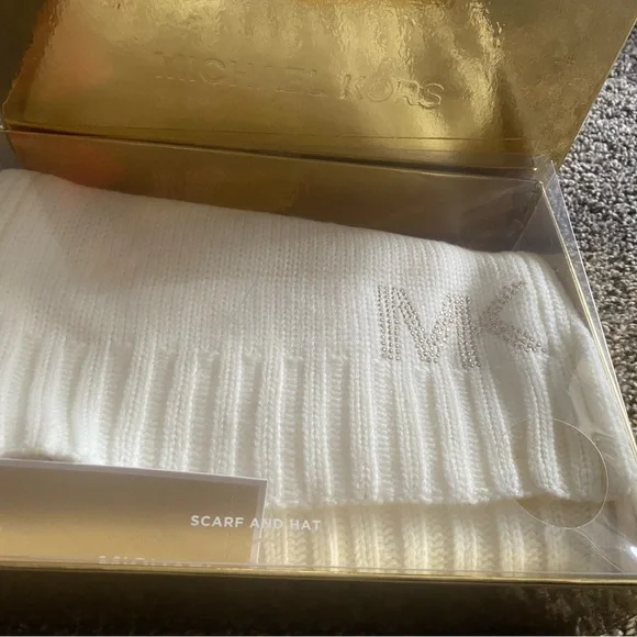 NEVER WORN NEW WITH TAGS creme colored Michael Kors rhinestone scarf - Picture 3 of 3